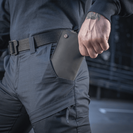M-Tac Tactical Bukser Patrol Gen II Flex toiminnassa, lähikuva taskusta ja kangasyksityiskohdista.