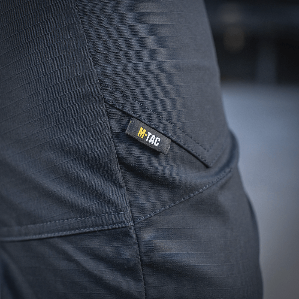 M-Tac Tactical Bukser Patrol Gen II Flex lähikuva, M-Tac-logo taskussa.