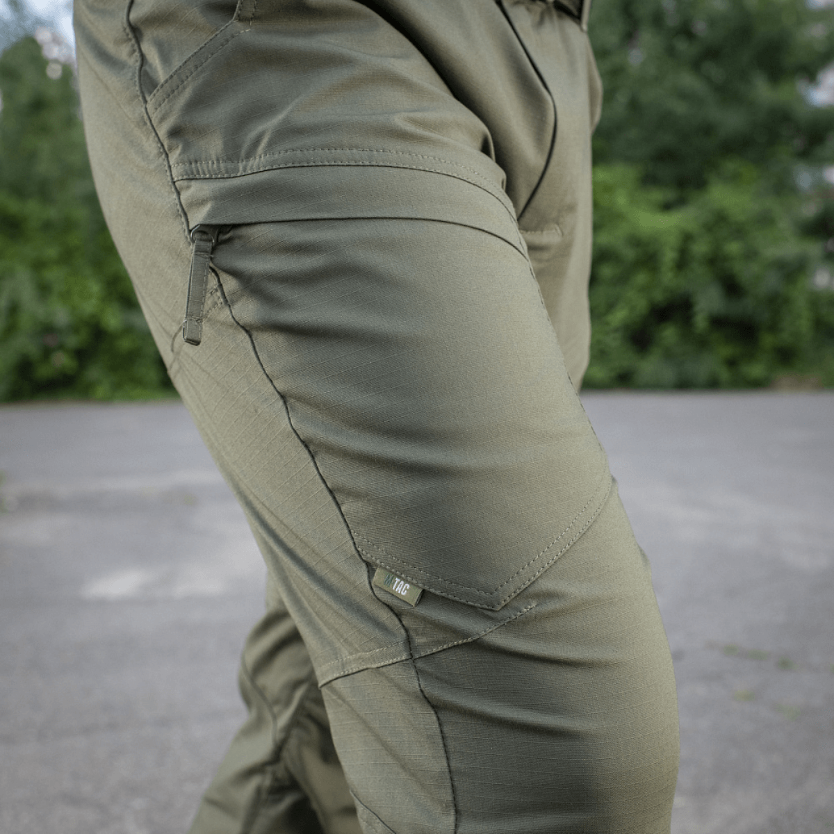M-Tac Tactical Bukser Patrol Gen II Flex ulkoilmassa, näyttää joustavaa kangasta ja taskuja.