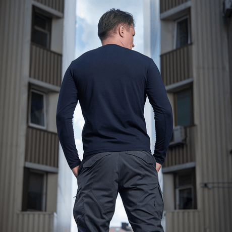 Mies M-Tac Long-sleeve T-shirt 93/7 päällä kaupunkiympäristössä, näyttää kestävän istuvuuden ja tyylikkään designin.