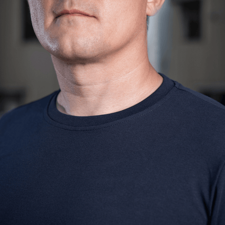 Lähikuva henkilöstä M-Tac Long-sleeve T-shirt 93/7 navyssä, näyttää kaula-aukkoa ja tekstuuria.