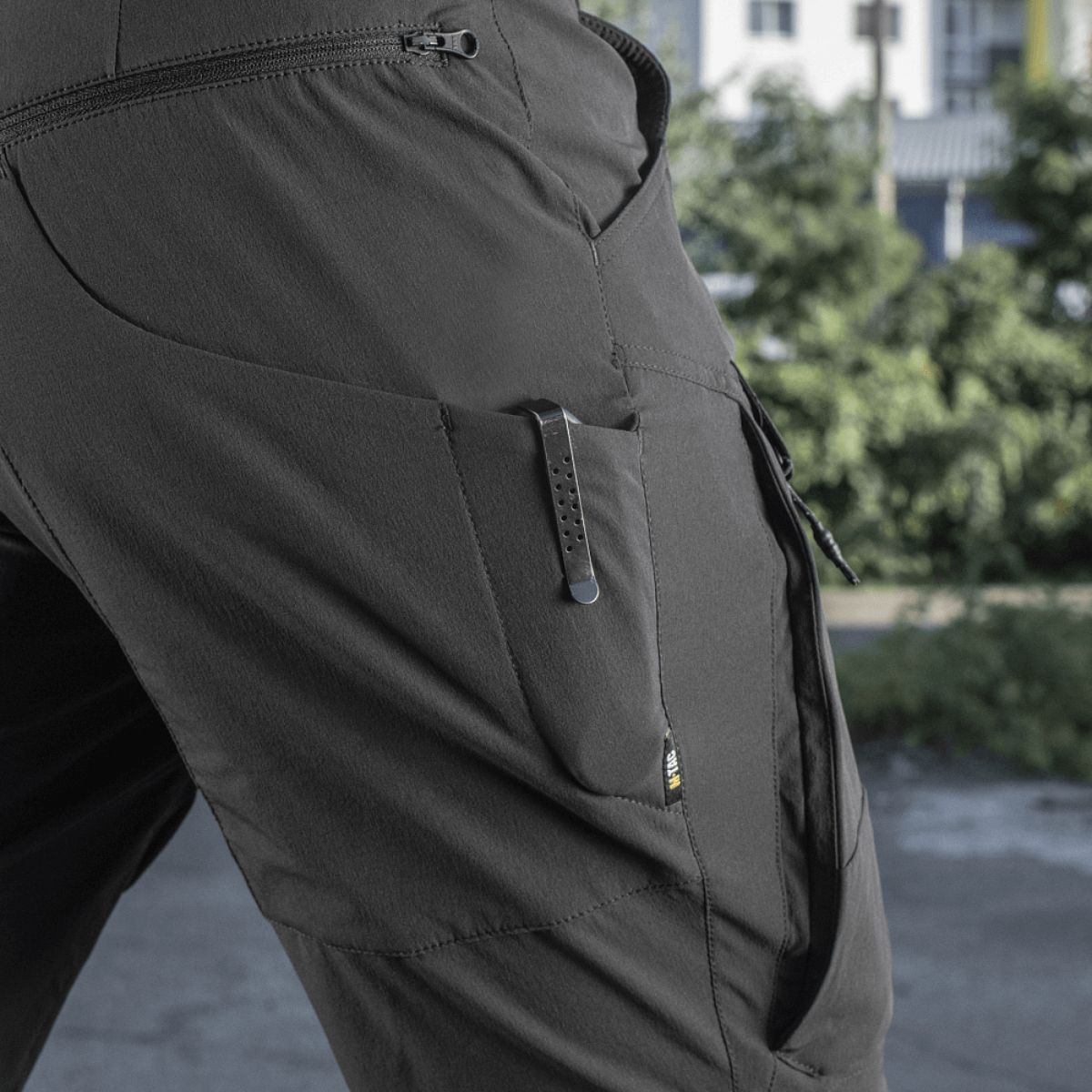 M-Tac Shorts Rubicon Flex tumman oliivinvihreänä cargotaskuilla ja YKK-vetoketjuilla, suunniteltu kesäkäyttöön mukavuutta ja toiminnallisuutta ajatellen.