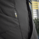 Lähikuva M-Tac Shorts Rubicon Flex -shortseista tumman oliivin värissä, näyttää cargotaskun suunnittelun maksimaaliseen liikkumisvapauteen.