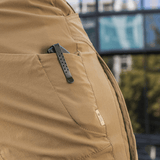 M-Tac Shorts Rubicon Flex lähikuva beigeistä cargotaskusta ja työkaluklipsistä, sopii kesään, 85% nylon, 15% spandex.