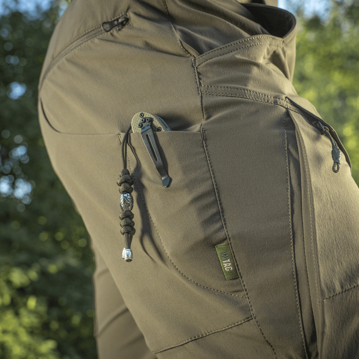 M-Tac Shorts Rubicon Flex tummanoliivinvihreät cargotaskuilla ja YKK-vetoketjuilla, suunniteltu mukavuuteen ja liikkumiseen kesäkaudella.
