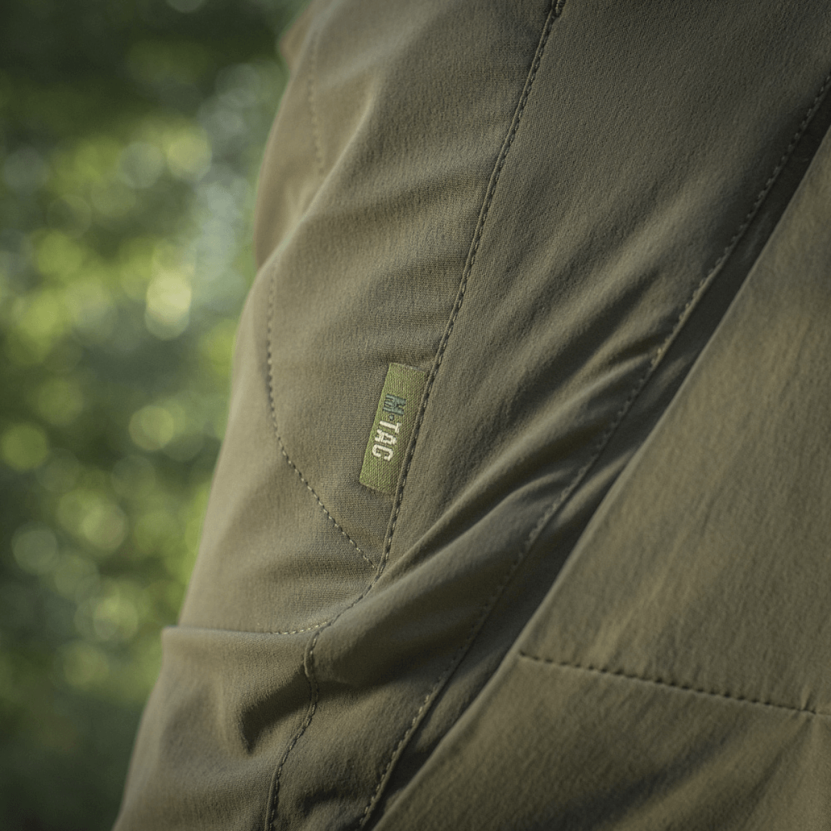 M-Tac Shorts Rubicon Flex tummanoliivinvihreät, cargotaskut, valmistettu vettä hylkivästä nylonista ja spandexista, sopii kesään ja mukavuuteen.