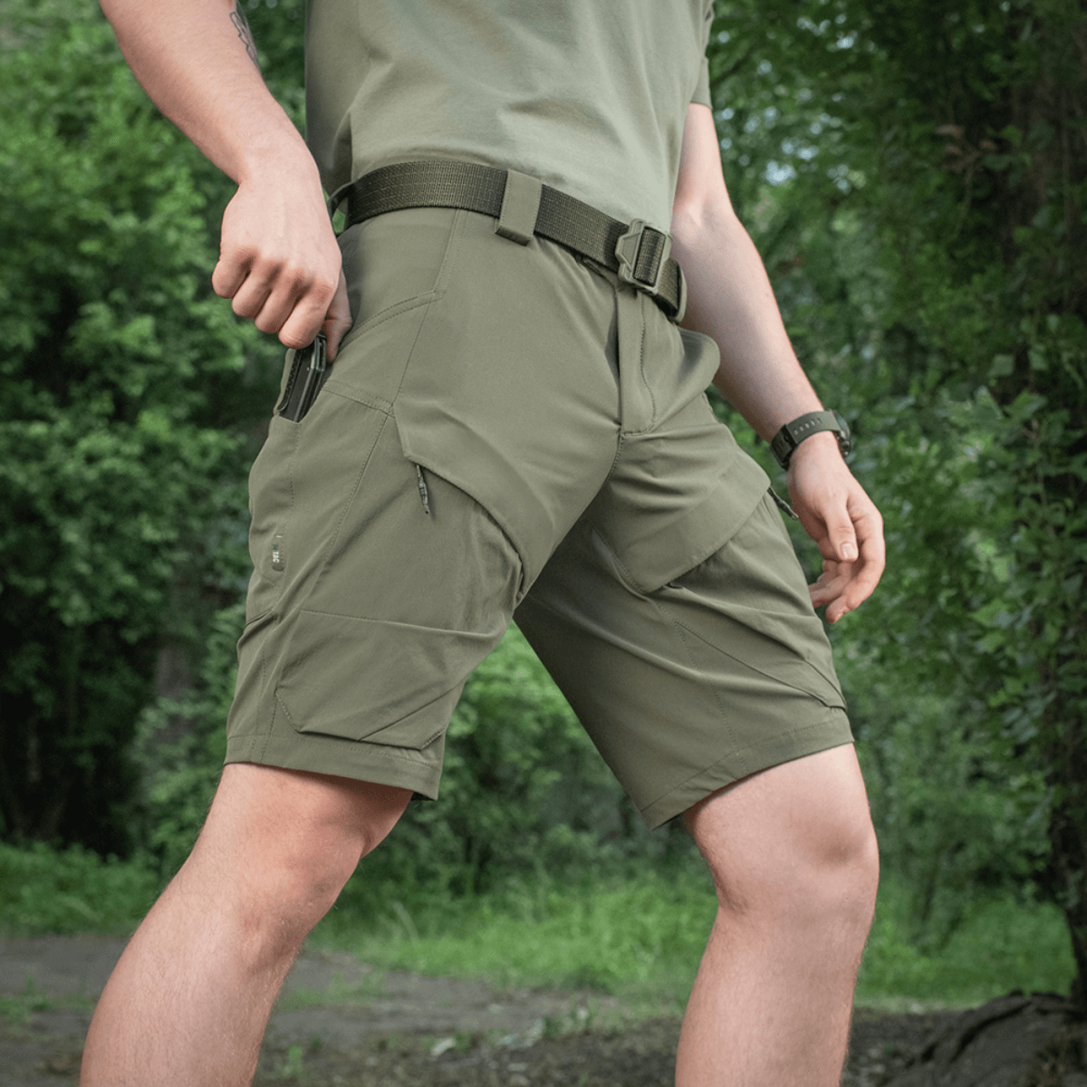 M-Tac Shorts Rubicon Flex tummanoliivinvihreät, cargotaskut ja 4-suuntainen jousto mukavuuteen ja liikkuvuuteen ulkona.
