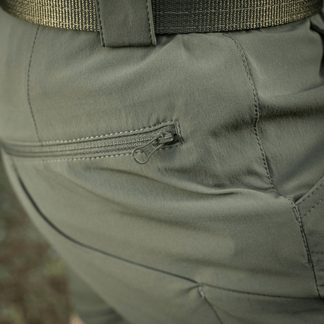 M-Tac Shorts Rubicon Flex tummanoliivinvihreät, cargotasku, vettä hylkivä materiaali ja YKK-vetoketju, suunniteltu mukavuuteen ja toiminnallisuuteen.