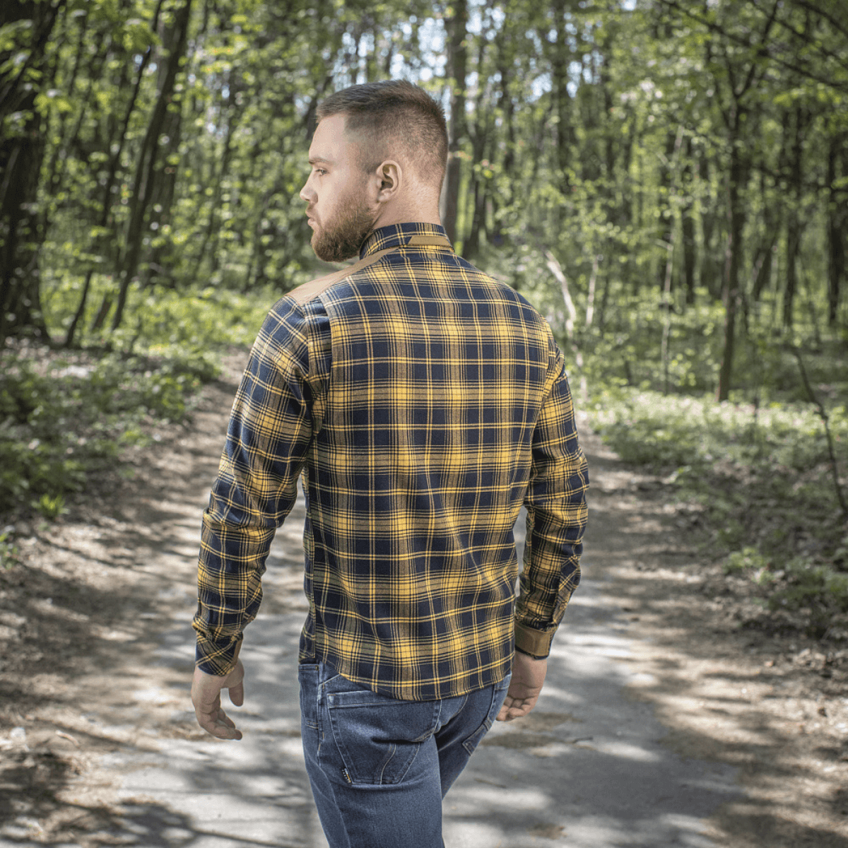 M-Tac Redneck -paita navy sininen/keltainen takaa nähtynä metsäympäristössä, valmistettu 70% polyesteristä ja 30% viskoosista, säädettävät hihat.