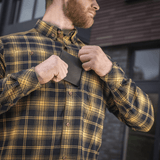 Mies M-Tac Redneck -paidassa laivastonsininen/keltainen ruutu, säätää rintataskua. Tuulta ja vettä hylkivä materiaali, ihanteellinen päivittäiseen käyttöön.
