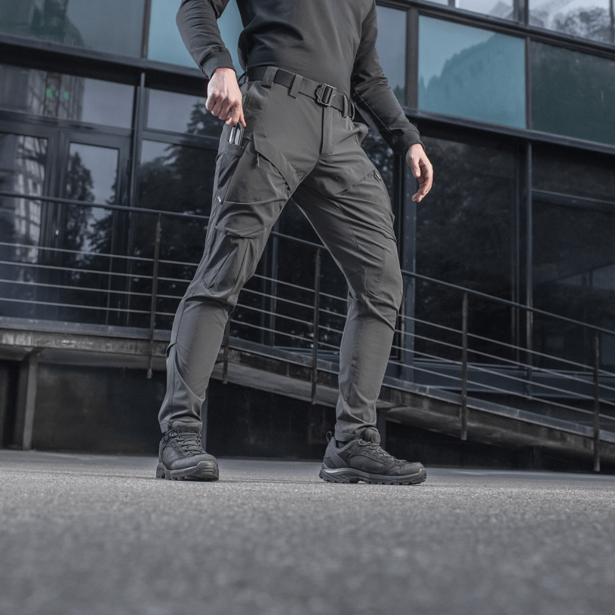M-Tac Rubicon Flex -housut harjoitteluun, ampumiseen ja vapaa-aikaan innovatiivisella cargo-taskusuunnittelulla, valmistettu 4-Way Stretch -kankaasta.