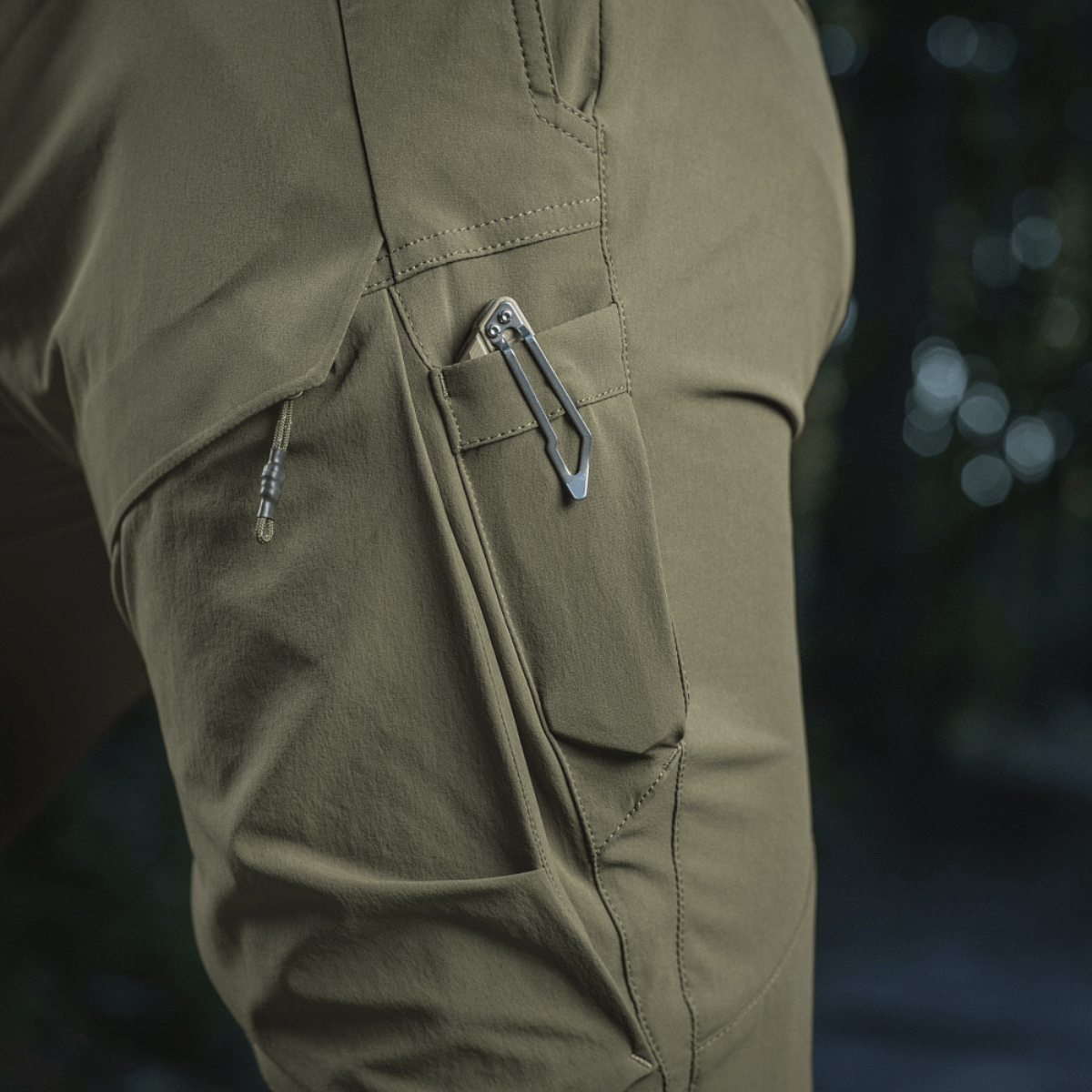 M-Tac Rubicon Flex 4-Way Stretch -materiaalista, innovatiivinen cargo-tasku ja vettä hylkivät ominaisuudet.