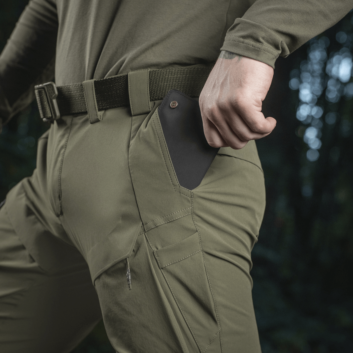 M-Tac Rubicon Flex innovatiivisella cargo-taskusuunnittelulla ja 4-Way Stretch -kankaalla mukavuutta ja liikkumisvapautta varten.