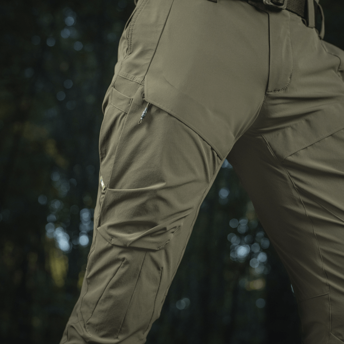 M-Tac Rubicon Flex metsässä, käytännölliset ja mukavat housut treeniin ja vapaa-aikaan, innovatiivinen cargo-taskusuunnittelu.