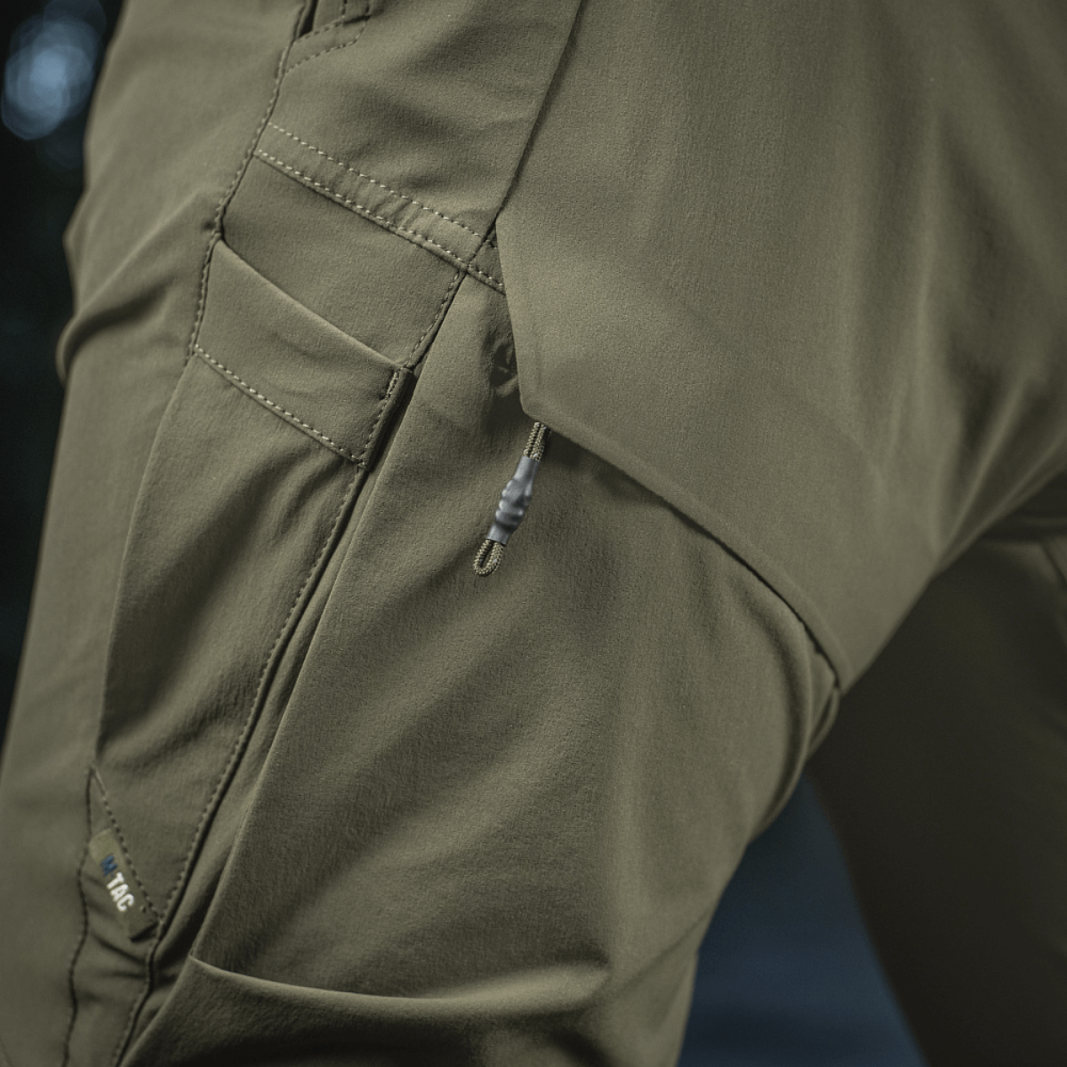 M-Tac Rubicon Flex innovatiivisella cargo-taskulla ja YKK-hardwarella, valmistettu vedenpitävästä ja hengittävästä stretch-kankaasta. 85% nylon, 15% spandex.