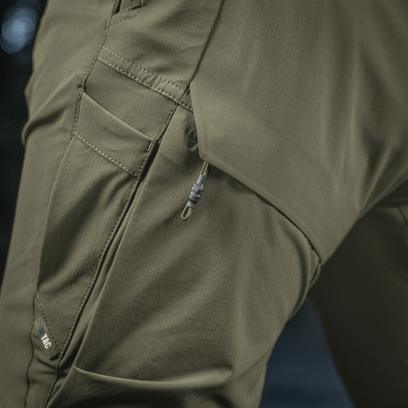 M-Tac Rubicon Flex innovatiivisella cargo-taskulla ja YKK-hardwarella, valmistettu vedenpitävästä ja hengittävästä stretch-kankaasta. 85% nylon, 15% spandex.