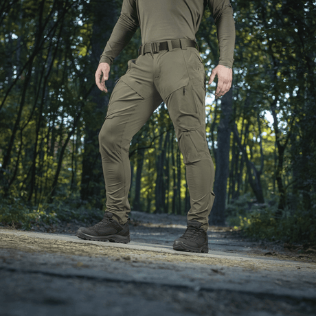 M-Tac Rubicon Flex -housut metsässä, sopivat treeniin ja vapaa-aikaan, hengittävä 4-Way Stretch -materiaali.