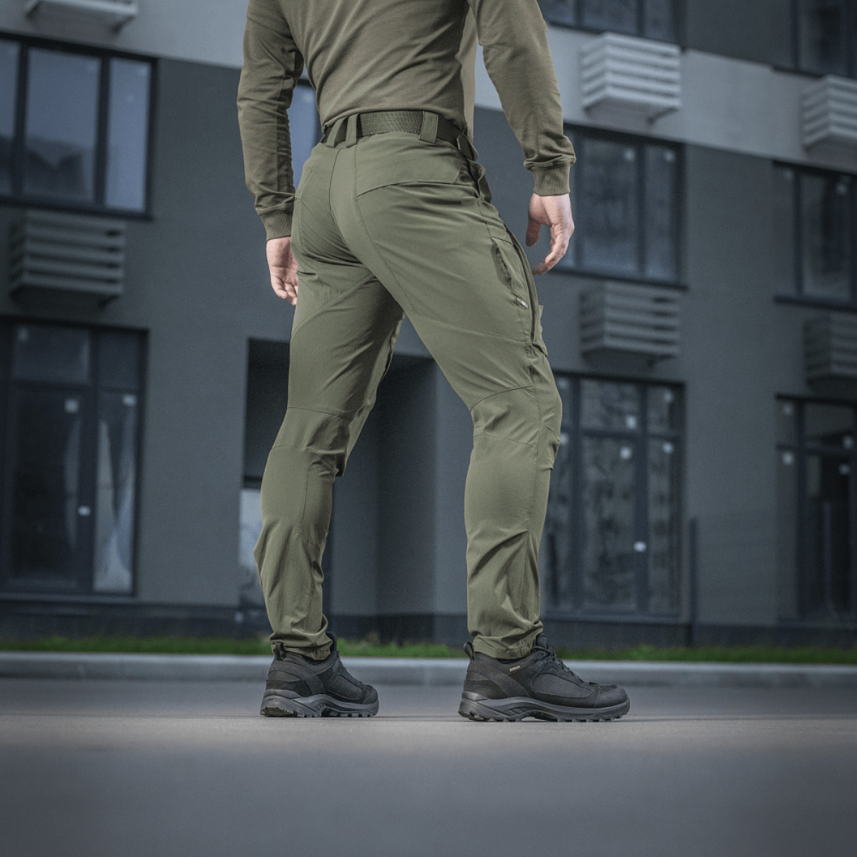 M-Tac Rubicon Flex 4-Way Stretch -kankaasta, nähty takaa, optimaalinen treeniin, ampumiseen ja vapaa-aikaan, innovatiivinen cargo-taskusuunnittelu.