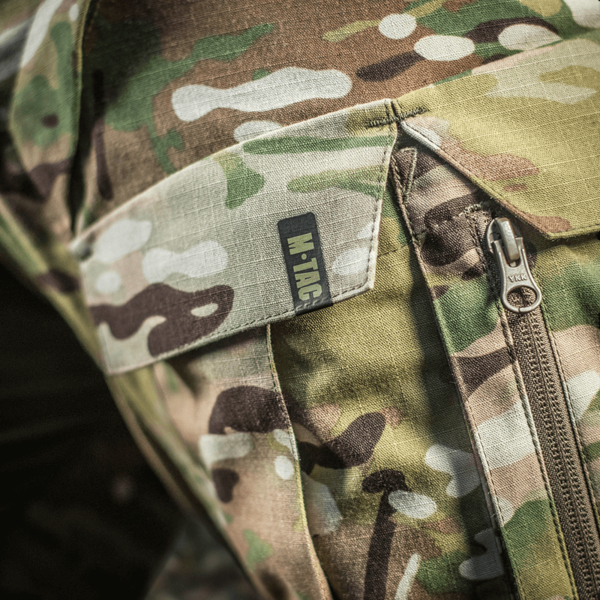 Lähikuva M-Tac-housuista STURM NyCo Extreme Gen.II maastokuosi ja Cordura 500D -vahvikkeet polvissa.