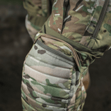 Yksityiskohta M-Tac-housuista STURM NyCo Extreme Gen.II vahvistetulla polvella Cordura 500D ja maastokuvio.