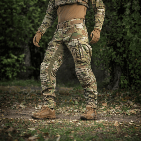 M-Tac-housut STURM NyCo Extreme Gen.II taktiset housut Cordura-vahvikkeilla metsäalueella.
