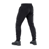 Mustat M-Tac Stealth Cotton -housut 100% puuvillaa, takaa nähtynä, kuminauha vyötäröllä ja avoimet sivutaskut maksimaaliseen mukavuuteen.