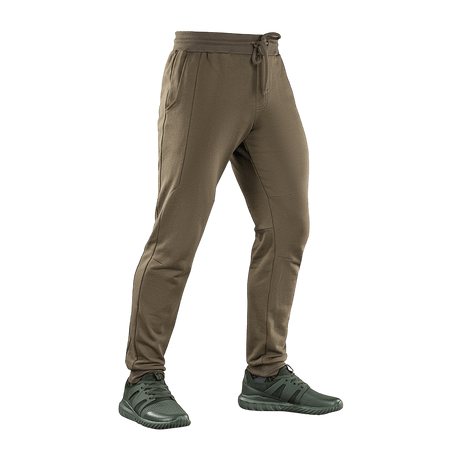 M-Tac Stealth Cotton -housut ruskeana, monikäyttöiset urheiluhousut kuminauhalla vyötäröllä ja sivutaskuilla, täydelliset juoksuun ja treeniin.