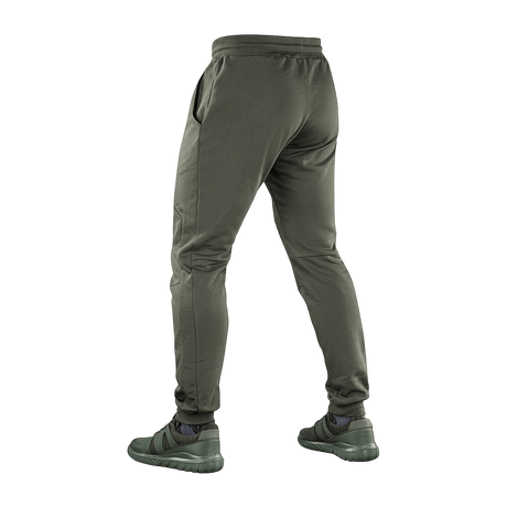 M-Tac Stealth Cotton -housut 100% puuvillaa kuminauhalla vyötäröllä ja kahdella sivutaskulla, suunniteltu juoksuun ja kuntosalille, nähtynä takaa.