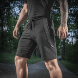 M-Tac Shorts Casual Fit Cotton mustana, täydellinen aktiiviseen kesäkäyttöön, mukava istuvuus ja hillitty logo taskussa.