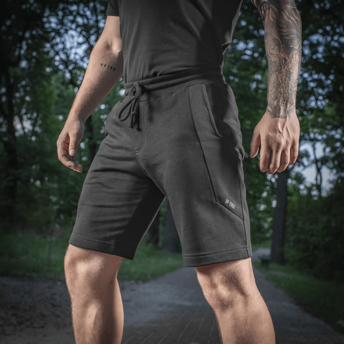 M-Tac Shorts Casual Fit Cotton mustana, täydellinen aktiiviseen kesäkäyttöön, mukava istuvuus ja hillitty logo taskussa.