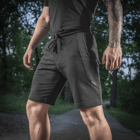 M-Tac Shorts Casual Fit Cotton mustana, täydellinen aktiiviseen kesäkäyttöön, mukava istuvuus ja hillitty logo taskussa.