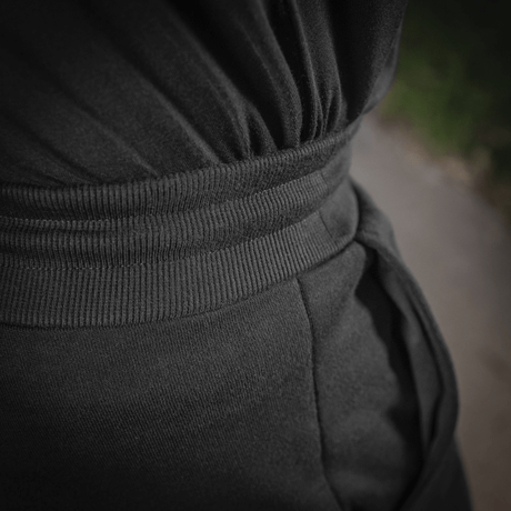 M-Tac Shorts Casual Fit Cotton mustana, kuminauhavyötäröllä antaa optimaalisen istuvuuden ja mukavuuden, täydelliset kesäaktiviteetteihin.