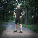 Mies M-Tac Shorts Casual Fit Cotton -shortseissa luonnossa, näyttää miellyttävän ja hengittävän istuvuuden. Sopii kesä- ja aktiivikäyttöön.