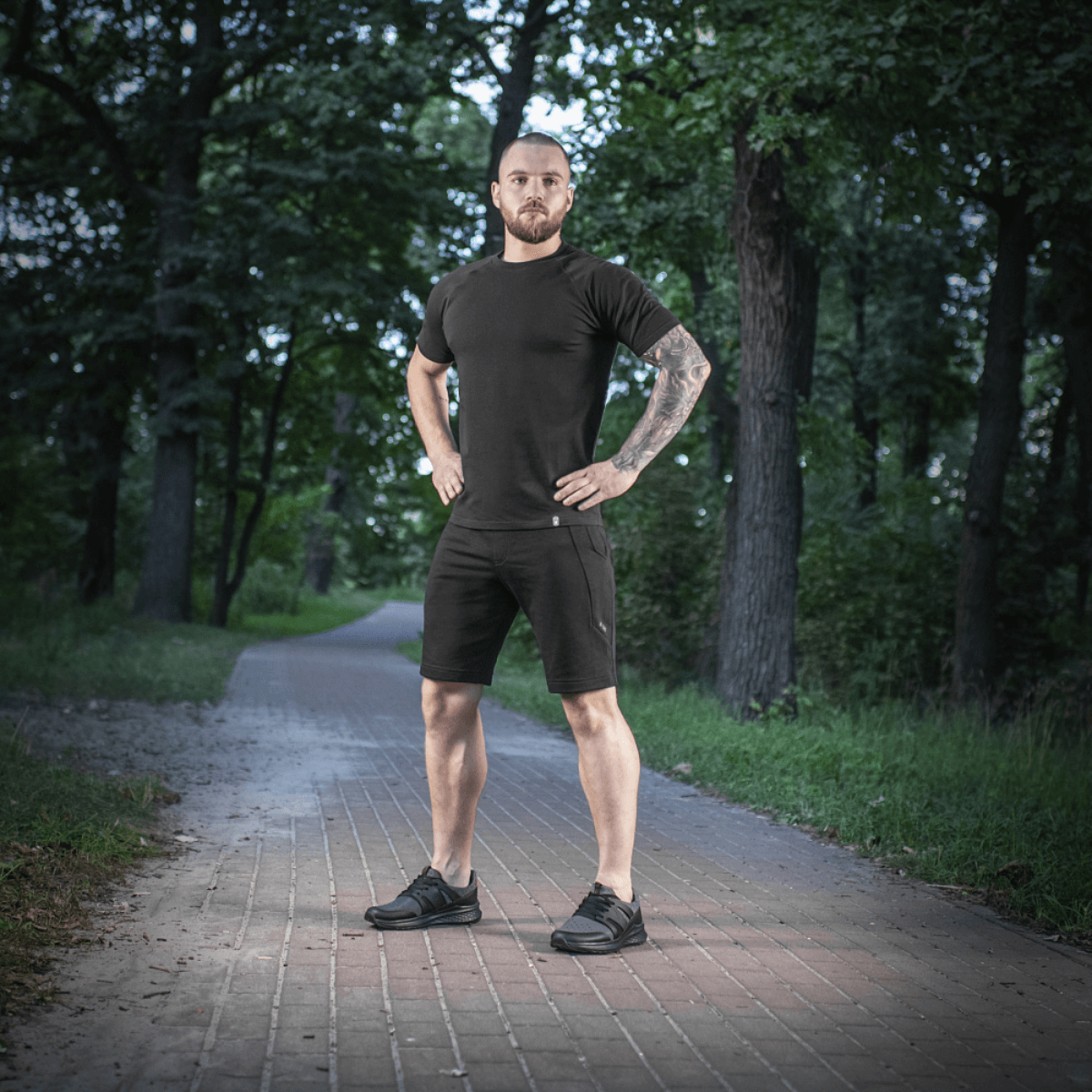 Mies M-Tac Shorts Casual Fit Cotton -shortseissa luonnossa, näyttää miellyttävän ja hengittävän istuvuuden. Sopii kesä- ja aktiivikäyttöön.