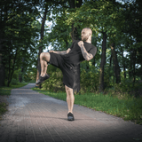 Mies treenissä metsässä M-Tac Shorts Casual Fit Cotton -shortseissa, mustat shortsit mukavalla istuvuudella ja hillityllä M-Tac-logolla.