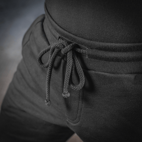 Lähikuva M-Tac Shorts Casual Fit Cotton -shortseista kuminauhalla vyötäröllä ja nyörillä.