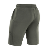 M-Tac Shorts Casual Fit Cotton oliivinvihreänä nähtynä takaa, sivutaskuilla ja kuminauhavyötäröllä, täydelliset kesäaktiviteetteihin.