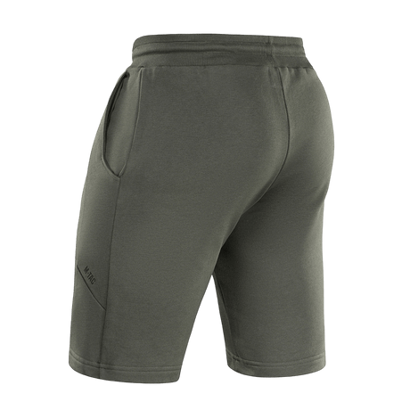 M-Tac Shorts Casual Fit Cotton oliivinvihreänä nähtynä takaa, sivutaskuilla ja kuminauhavyötäröllä, täydelliset kesäaktiviteetteihin.