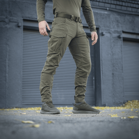 M-Tac Bukser Patriot Gen.III Vintage oliivinvihreänä teollisella taustalla edestä kuvattuna.