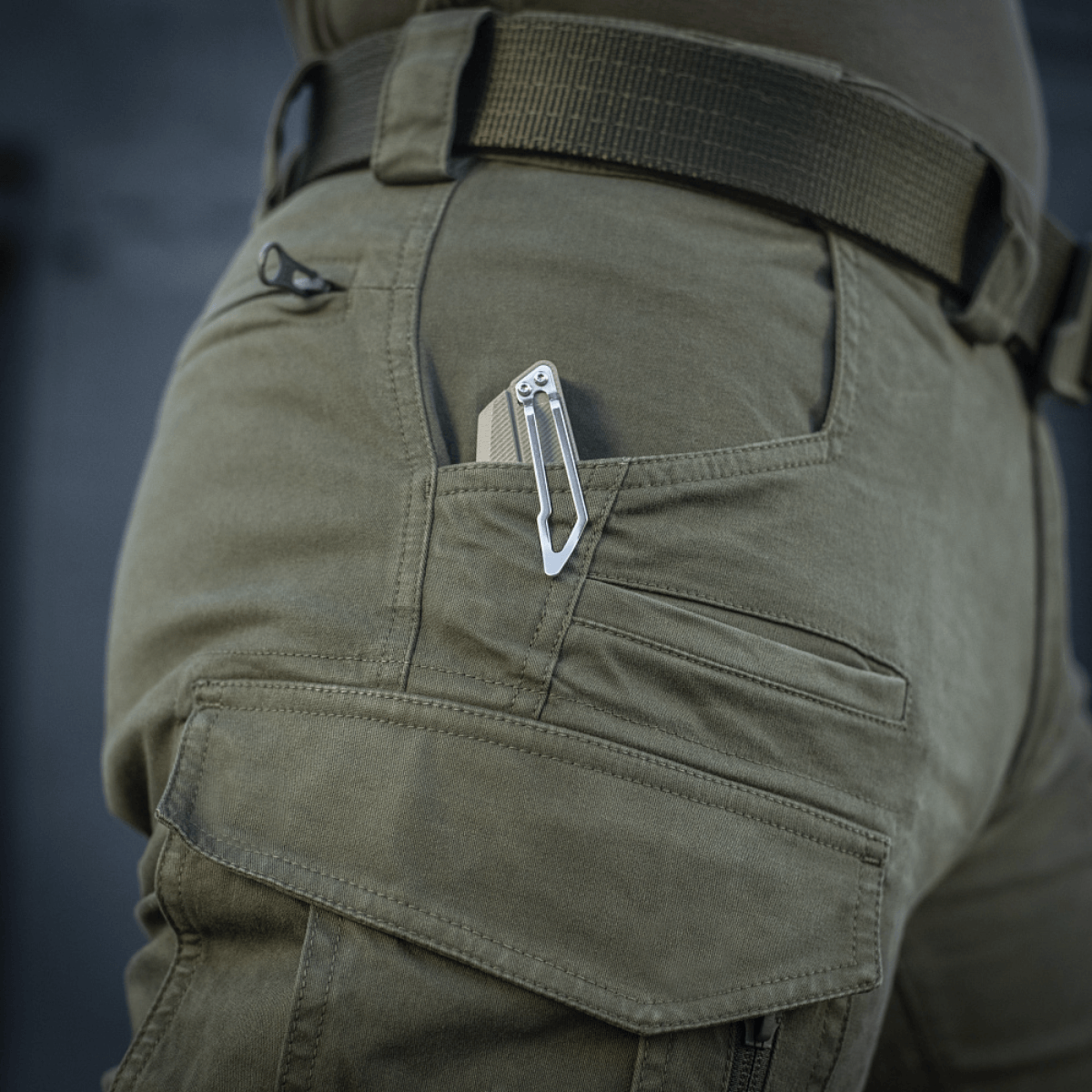 Lähikuva M-Tac Bukser Patriot Gen.III Vintage -housuista taktisine taskuineen ja klipseineen, sopivat erä- ja työkäyttöön.