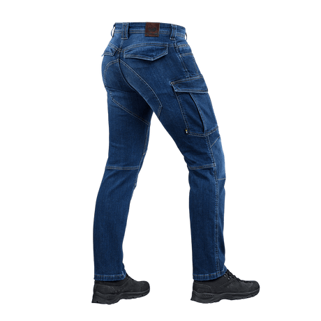 M-Tac Jeans Aggressor kestävästä denimistä sivulta nähtynä, tilavat taktiset taskut ja moderni toiminnallisuus