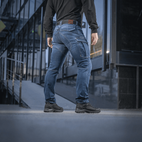 M-Tac Jeans Aggressor kestävästä denimistä takaa nähtynä, tilavat taskut, sopii taktiseen käyttöön, 99% puuvillaa ja 1% elastaania