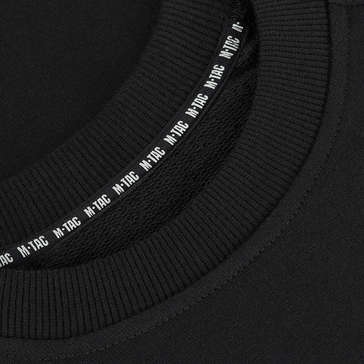 Lähikuva mustasta M-Tac Cotton Sweatshirtistä, kauluksen resoriyksityiskohdat. Sopii aktiiviseen liikuntaan mukavalla istuvuudella
