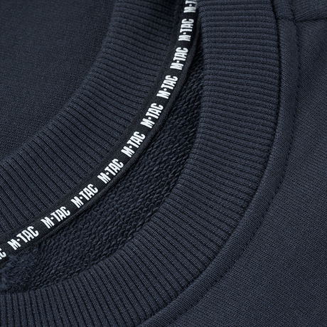 Lähikuva M-Tac Cotton Sweatshirtin kauluksesta laivastonsinisessä puuvillassa, näkyvät M-Tac-logon yksityiskohdat ja resorimuotoilu
