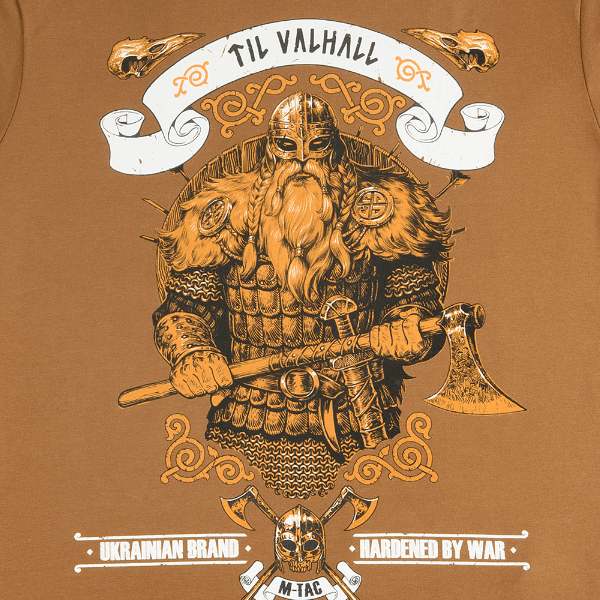 M-Tac T-shirt Viking, viikinkisoturiprintti ja "Til Valhall" -teksti, korostaa taisteluhenkeä ja skandinaavisia arvoja.