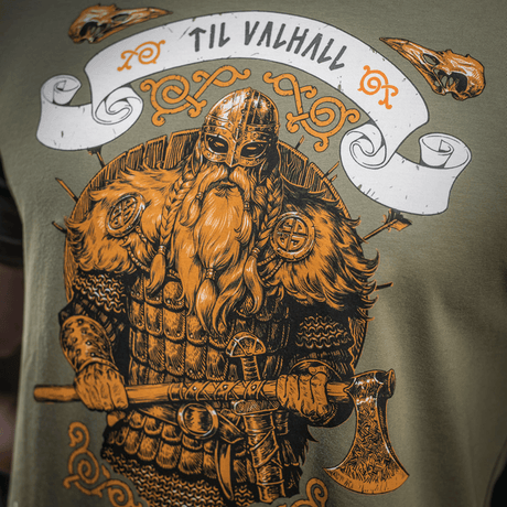 M-Tac T-shirt Viking, viikinkiprintti ja "Til Valhall" -teksti, valmistettu puuvillasta, suunniteltu inspiroimaan rohkeutta ja taistelutahtoa.
