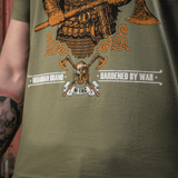 Lähikuva M-Tac T-shirt Vikingistä, viikinkiprintti ja "Til Valhall" -teksti, korostaa taistelutahtoa ja kunniakkaita arvoja.