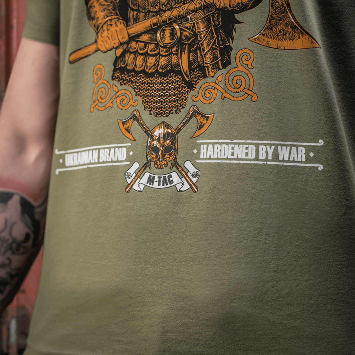 Lähikuva M-Tac T-shirt Vikingistä, viikinkiprintti ja "Til Valhall" -teksti, korostaa taistelutahtoa ja kunniakkaita arvoja.
