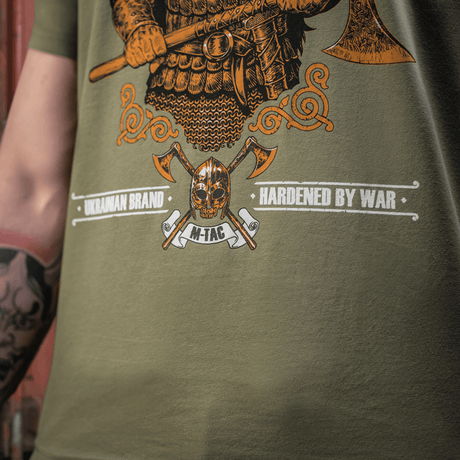 Lähikuva M-Tac T-shirt Vikingistä, viikinkiprintti ja "Til Valhall" -teksti, korostaa taistelutahtoa ja kunniakkaita arvoja.