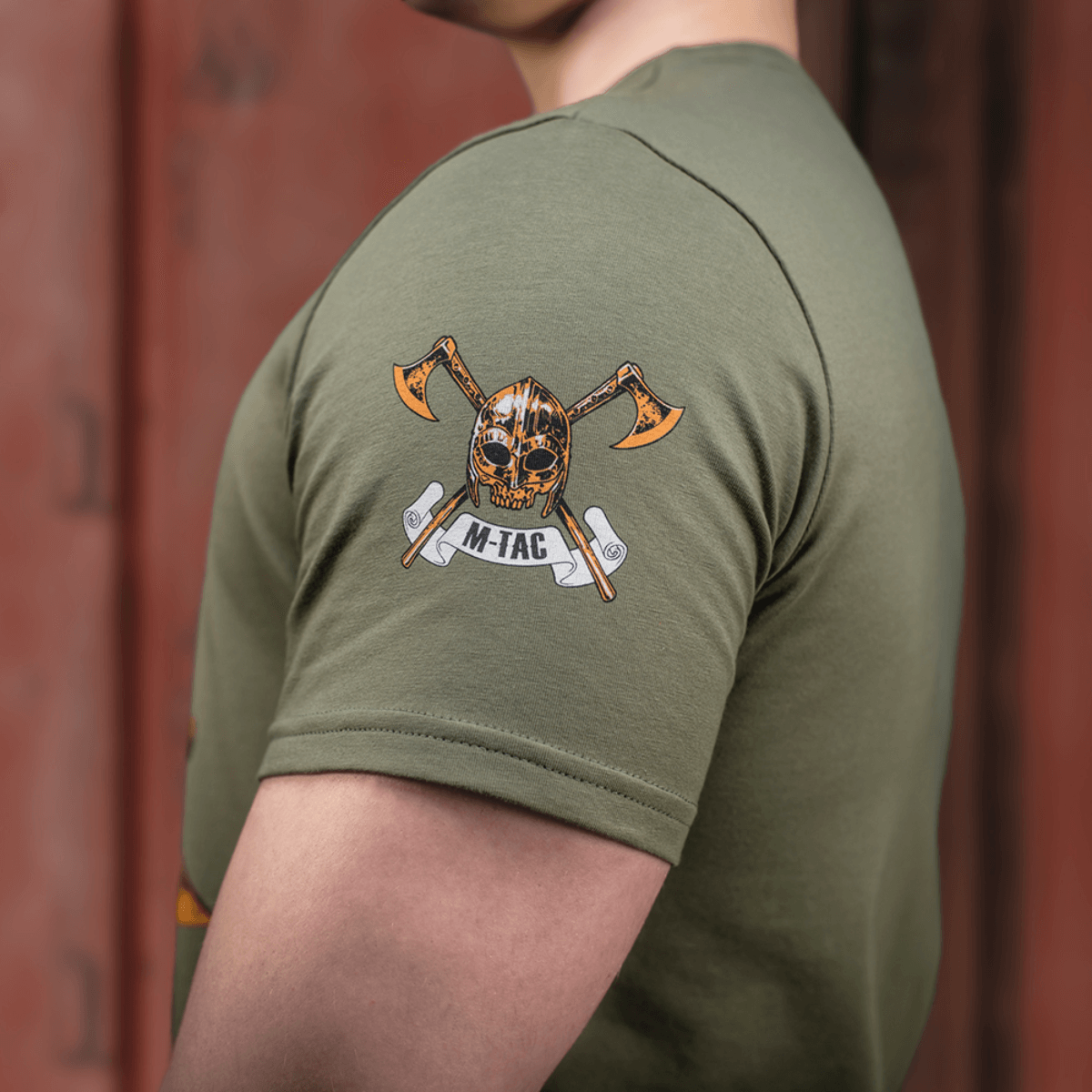 M-Tac T-shirt Viking olivinvärisenä, viikinkiprintti ja "Til Valhall" -teksti. Sopii viikinkikulttuurista kiinnostuneille.